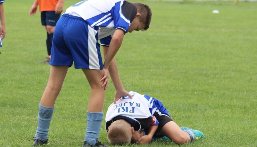 Image of a child hurt by playing soccer and the need for resonance imaging.