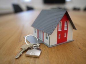 Image of a model house with a set of keys.